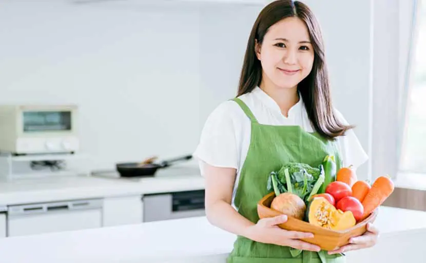 妊活中の食べ物は妊娠に影響する？　女性　野菜　写真