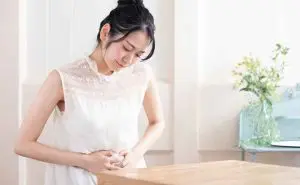 妊娠中の便秘、どう改善する？　女性　腹痛　写真