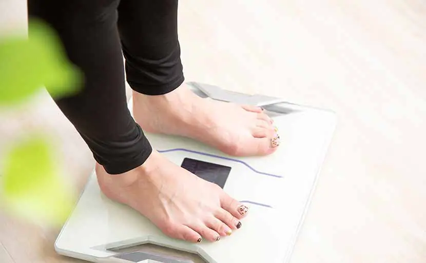 妊活中の体づくり～理想の体重は？　体重計　写真