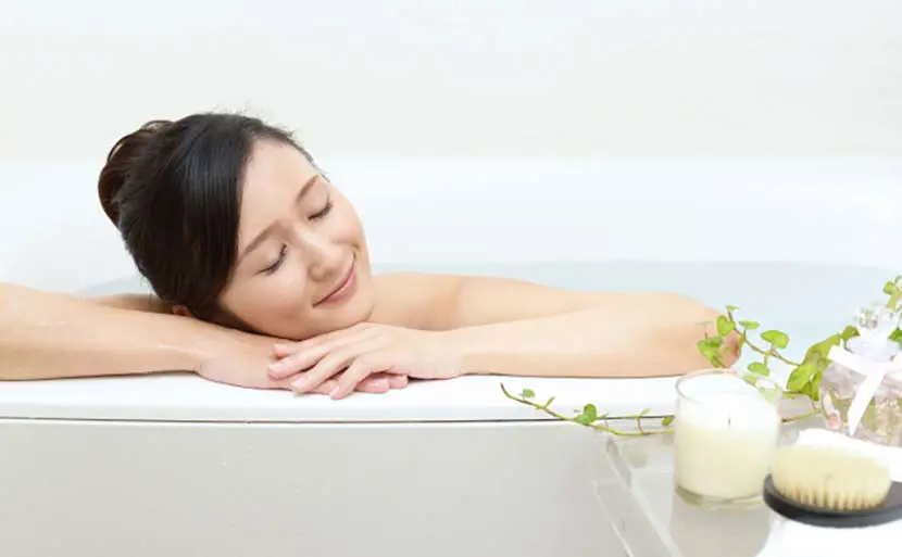 妊娠中の入浴で気を付ける事～妊婦は温泉に入っても良い？ 風呂　女性　写真　