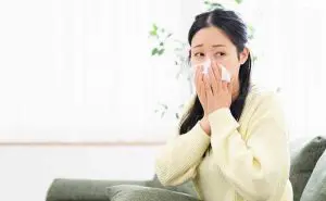 妊婦さんの花粉症、対策方法は？　女性　花粉症　写真