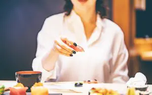 寿司　女性　写真