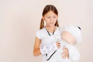 聴診器でぬいぐるみを診察する女の子