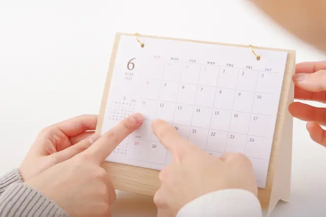 カレンダーを夫婦で見ながら予定日を確認している様子