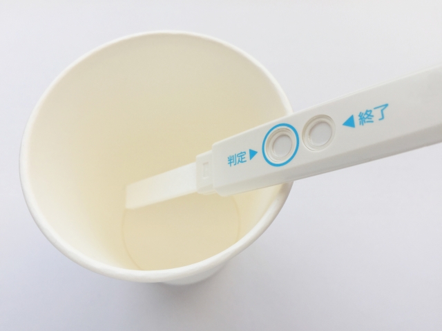 妊娠検査薬と尿カップ