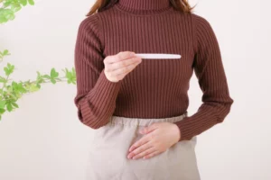 妊娠検査薬を見る女性