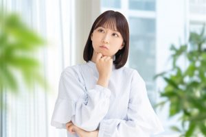 考える女性