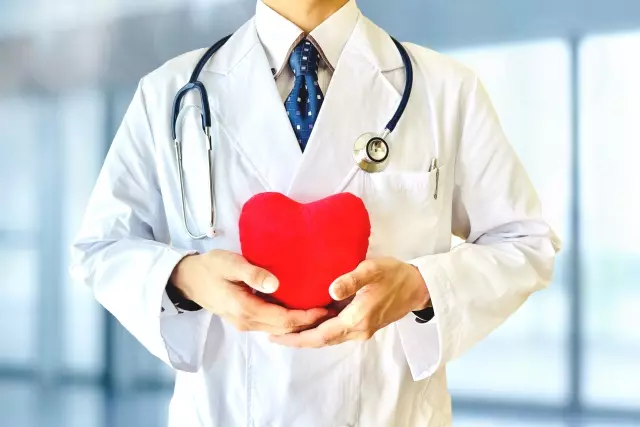 ハートを持つ男性医師
