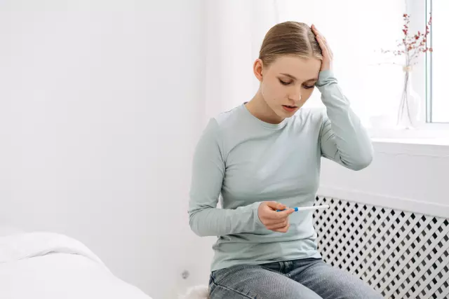 妊娠検査薬をする女性