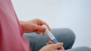 妊娠検査薬を持つ女性