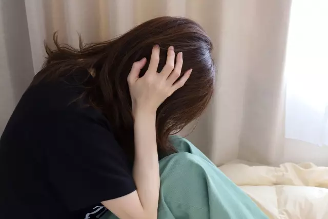 頭を抱える女性