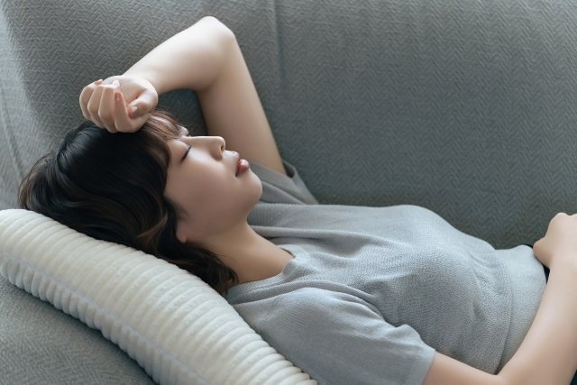 ソファで寝転がる女性