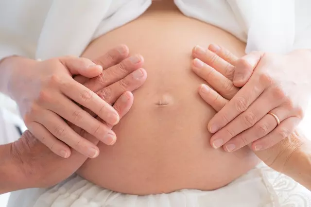 妊婦のお腹にてあてる夫婦