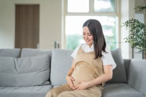 ソファーに座る妊婦