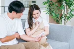 夫婦で妊娠について話し合う様子