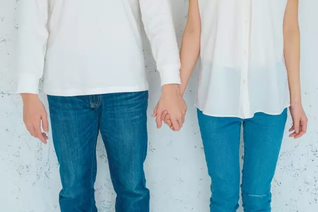 手を繋ぐ男女