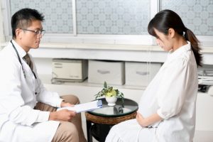 医師の診察を受ける妊婦