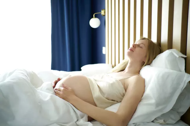 寝ている妊婦の女性