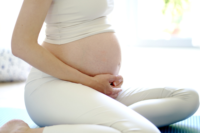 運動する妊婦の女性