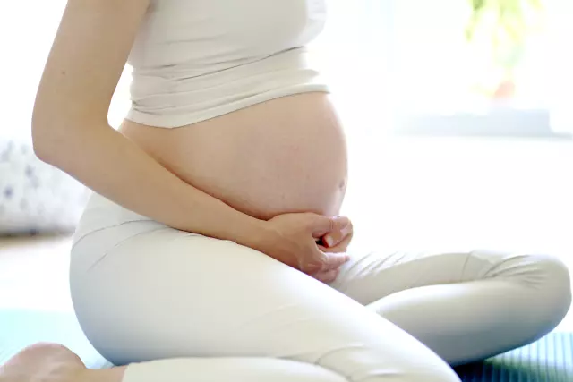 運動する妊婦の女性