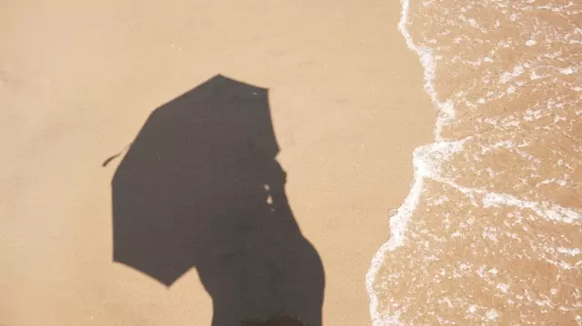 日傘をさす妊婦