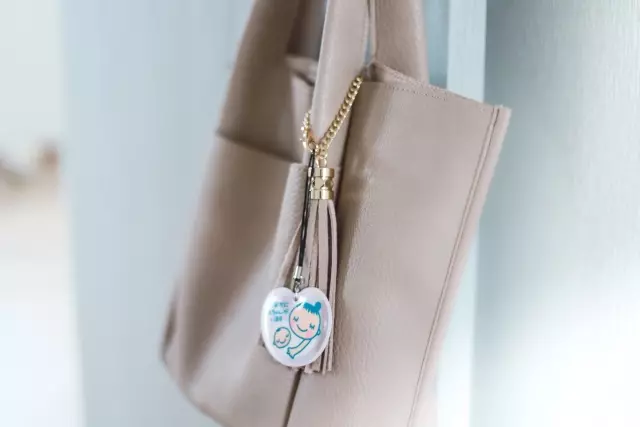 かばんに付けた妊婦マーク