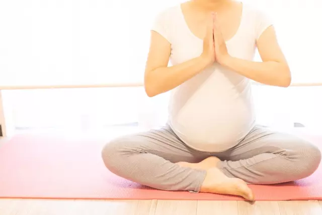 ヨガポーズの女性