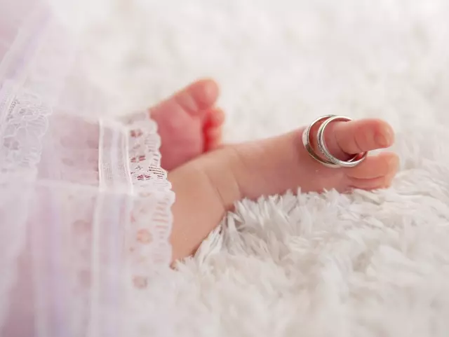 赤ちゃんの足の指にある指輪