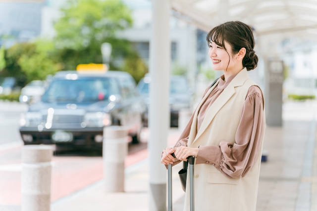 タクシー乗り場にいる妊婦