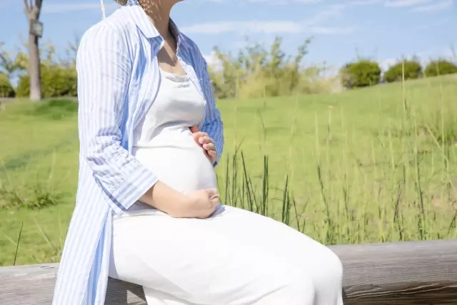 草原にいる妊婦