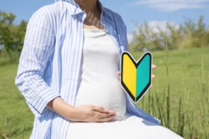 初心者マークをもった妊婦