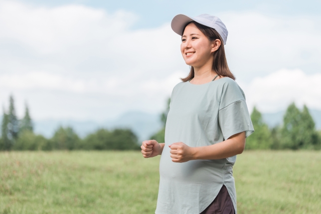 運動する妊婦