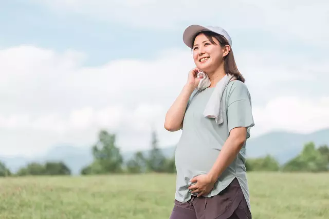 ウォーキングする妊婦