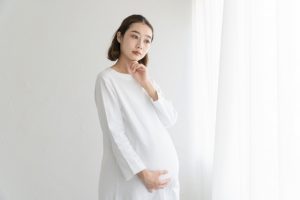 白いワンピースを着た妊婦