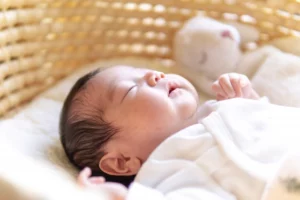 ベッドで寝る赤ちゃん