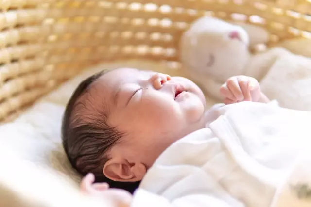 ベッドで寝る赤ちゃん