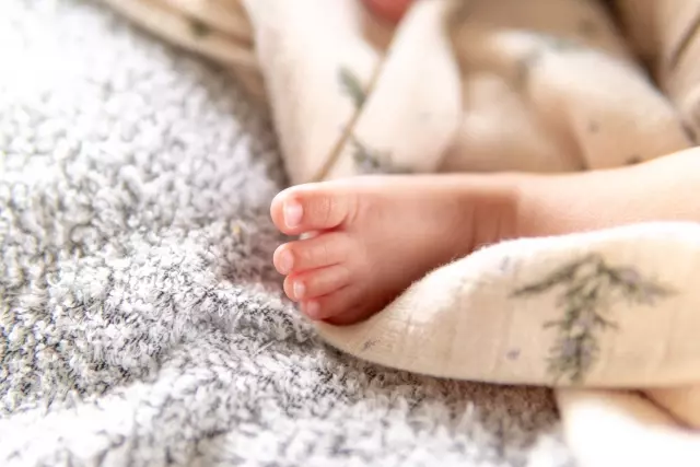 赤ちゃんの足とおくるみ