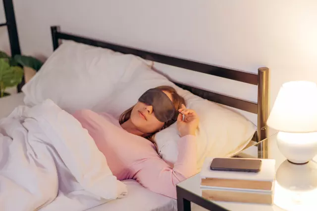 アイピローして眠る女性