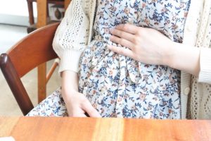 ワンピースを着た妊婦