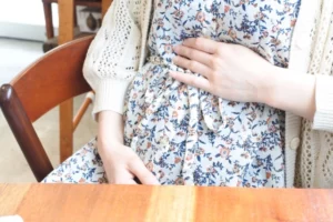 ワンピースを着た妊婦