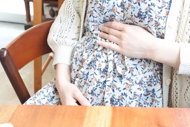 ワンピースを着た妊婦