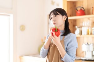 キッチンで考える女性