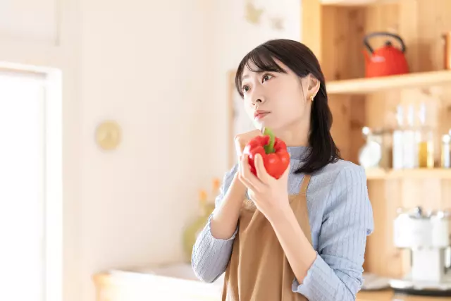 キッチンで考える女性