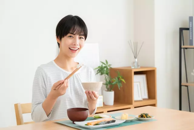 食事をする女性