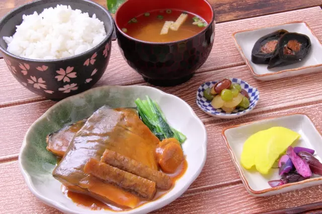 妊娠中の食卓に並ぶ海藻や魚介類など、ヨウ素を含む食品のイメージ