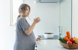 水を飲む妊婦さん