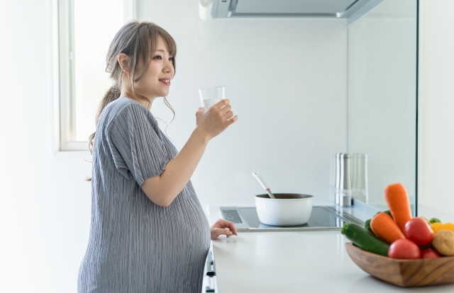 水を飲む妊婦の女性