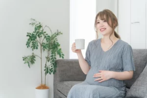 マグカップをもつ妊婦