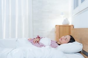 ベッドで眠る女性