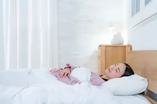 ベッドで眠る女性